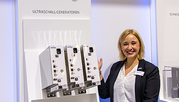 Eine Mitarbeiterin des Team Sonotronic mit Ultraschallgeneratoren
