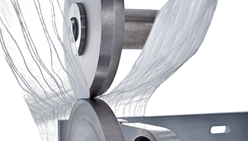 Gleichzeitiges Ultrachall-Schneiden und Ultrachall-Schweißen (Cut&Seal) von thermoplastischen Textilien.