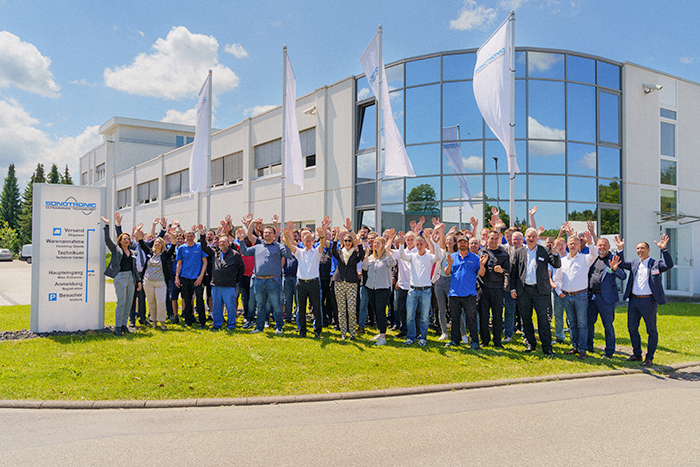 #teamsonotronic vor dem Firmengebäude