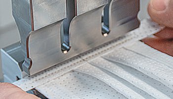 Vertikale Ultraschall-Schweißung der Seitennähte fixiert die Vlies-Flachbänder