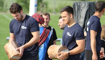 Mitarbeiter von Sonotronic beim Baumstammwerfen auf den Highländle Games