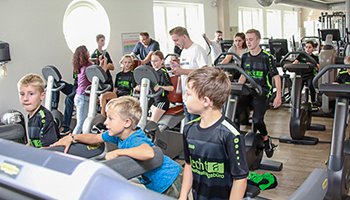 Kinder auf Steppern, Laufbänder und Fahrräder, beim fleißigen sammeln von Kilometern.