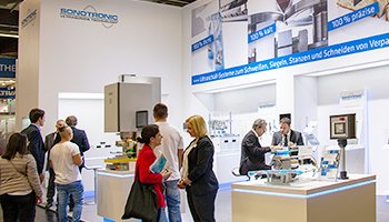Der Sonotronic Messestand, mit Besuchern und dem Team Sonotronic auf der FachPack 2019