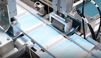 Max. Produktionsleistung: 3.500 - 4.000 Masken/h