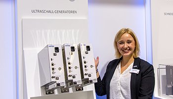 Eine Mitarbeiterin des Team Sonotronic mit Ultraschallgeneratoren