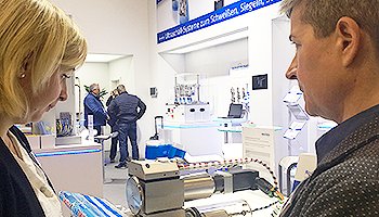 Beratungsgespräch mit Interessenten auf der Fachpack 2019