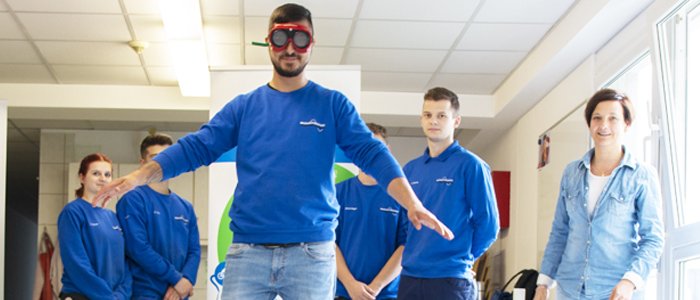 Eine Rauschbrille simuliert den Einfluss von Trunkenheit auf die eigenen Sinne