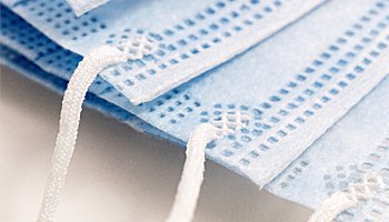 Detailansicht der mit Ultraschall gefertigten Mund- und Nasenschutzmasken